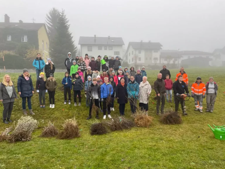 Gruppenfoto Heckenpflanzaktion in Oberneukirchen