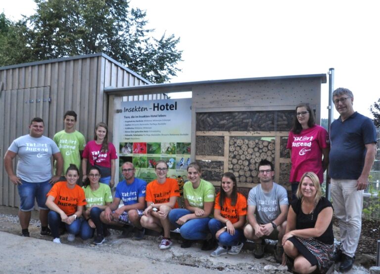Gruppenfoto Insektenhotel der VS Reichenau