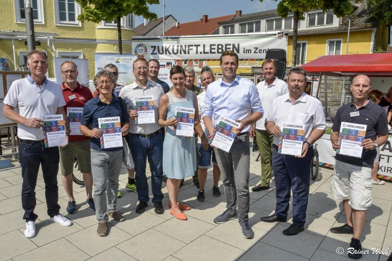 Gruppenfoto Urkundenüberreichung KlimaChallenge 2021
