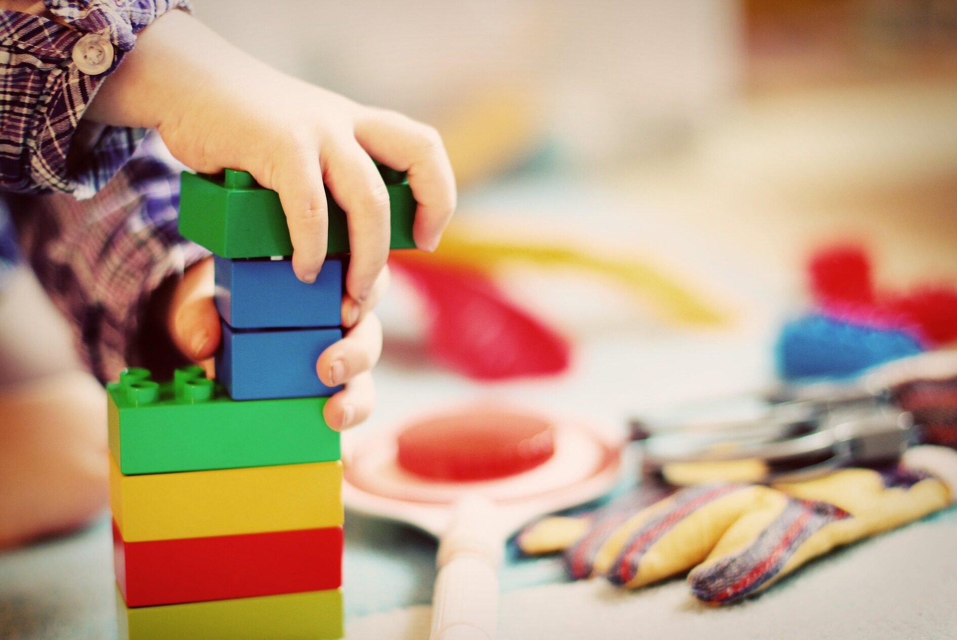 Kind spielt mit Bauklötzen